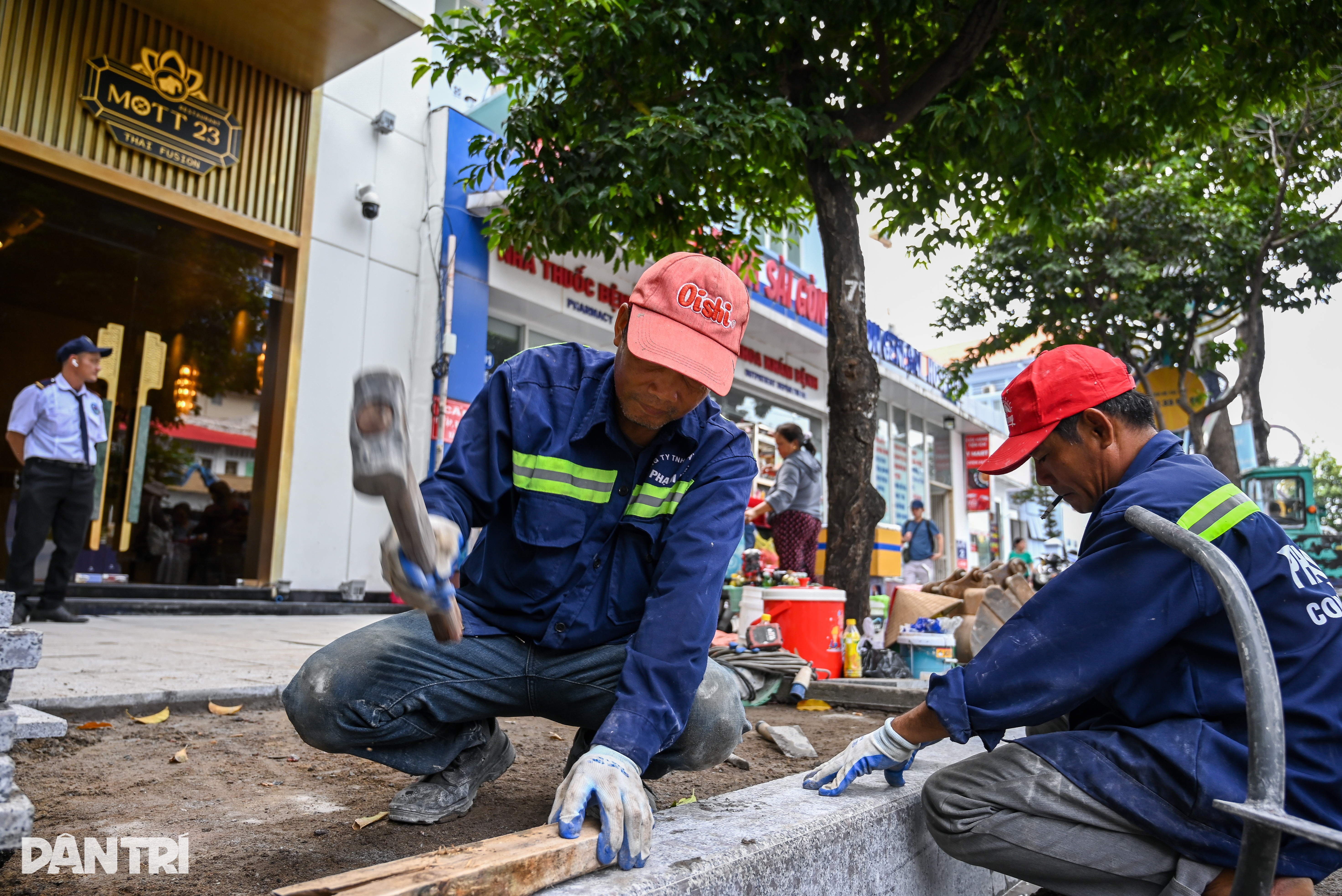 Vỉa hè trung tâm TPHCM khoác “áo mới” trước Tết Bính Ngọ 2026 - 14