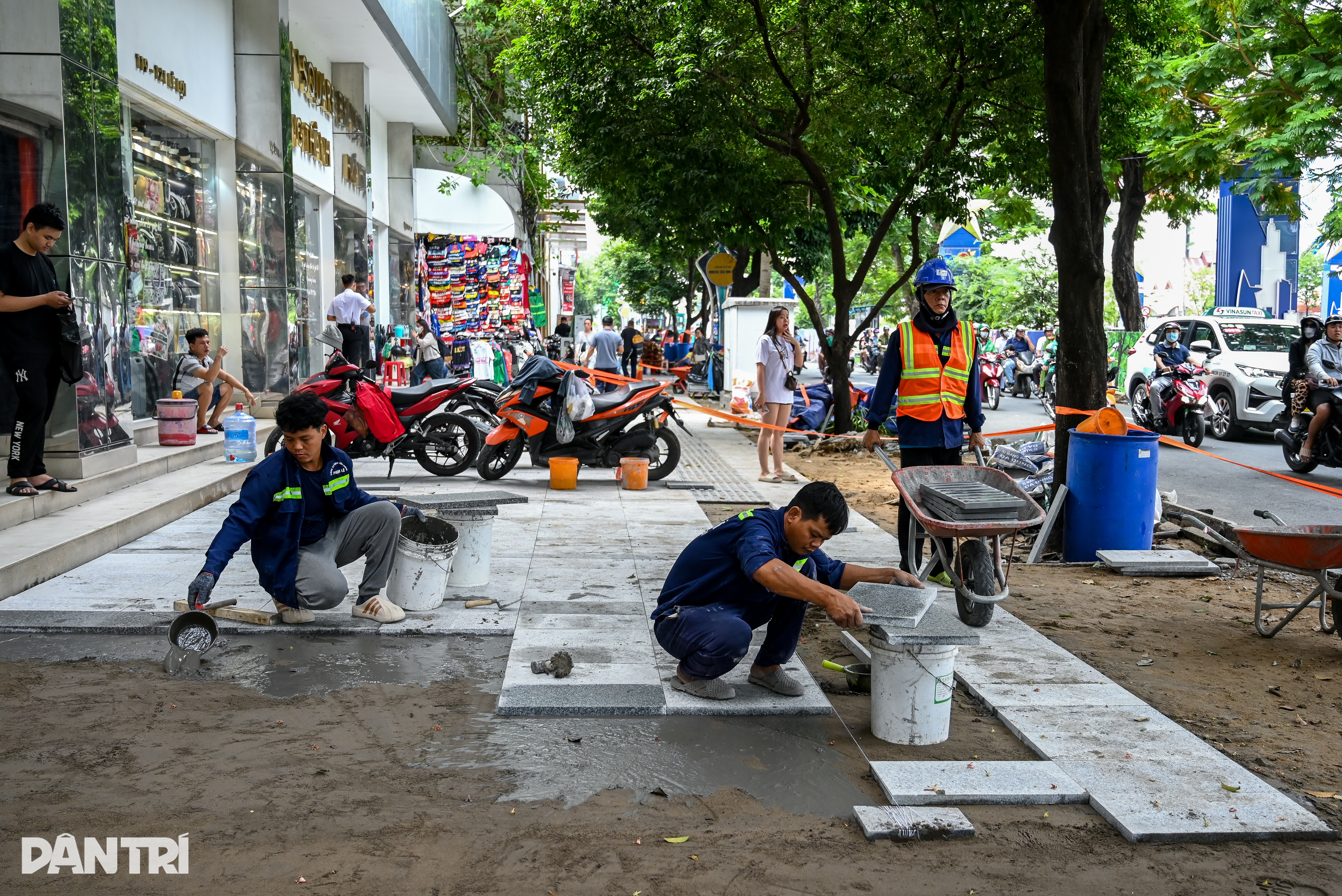 Vỉa hè trung tâm TPHCM khoác “áo mới” trước Tết Bính Ngọ 2026 - 3