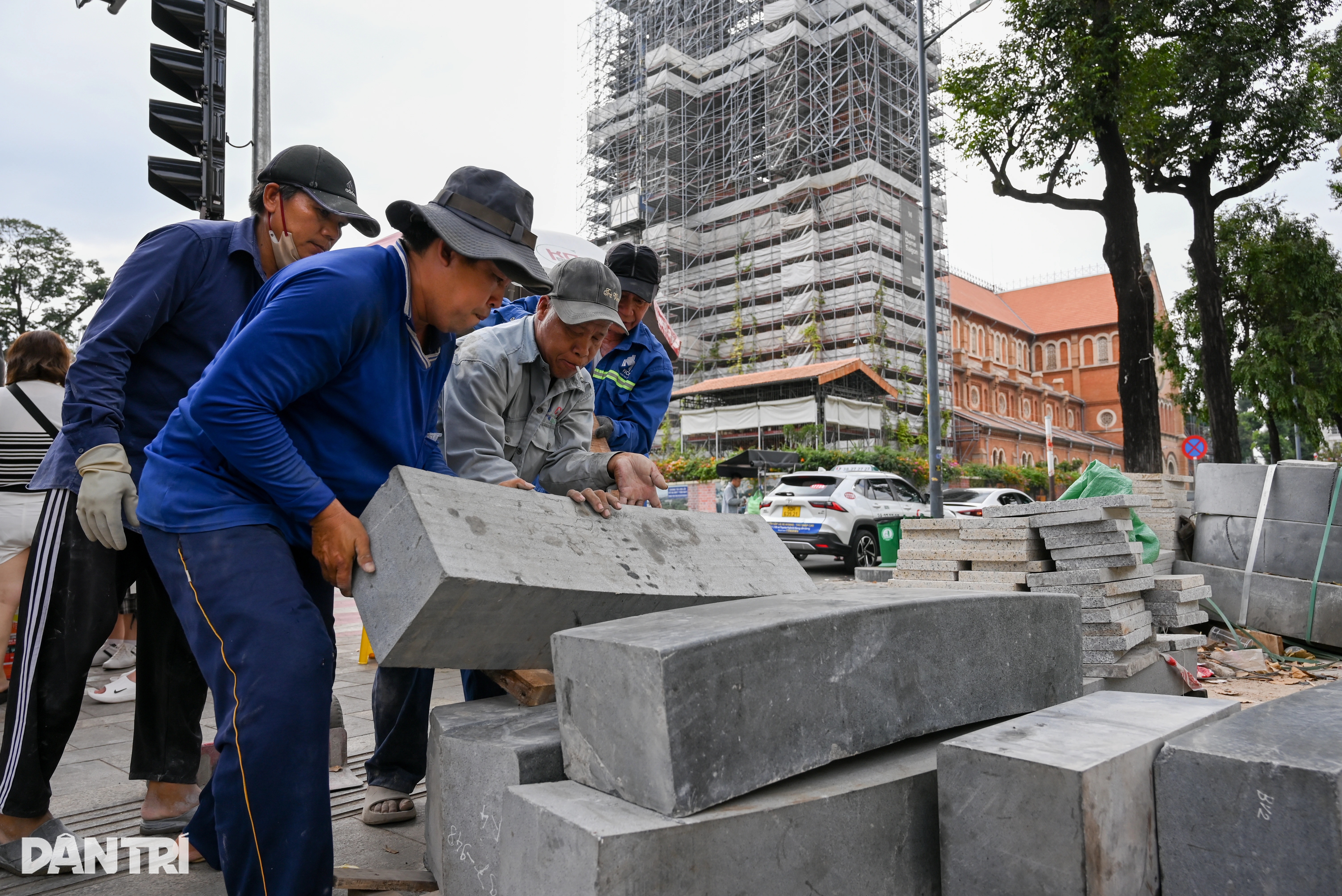 Vỉa hè trung tâm TPHCM khoác “áo mới” trước Tết Bính Ngọ 2026 - 6