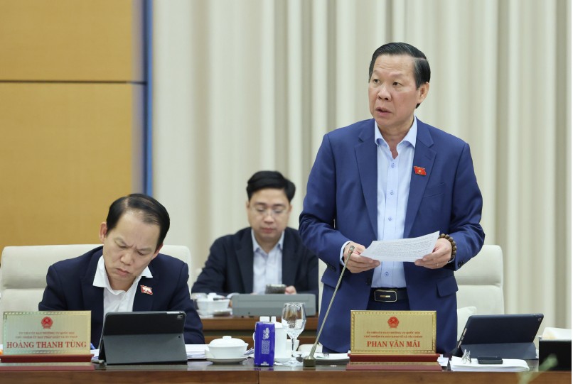 Chủ nhiệm Ủy ban Kinh tế và Tài chính của Quốc hội Phan Văn Mãi trình bày tóm tắt báo cáo thẩm tra về dự án Nghị quyết của Quốc hội sửa đổi, bổ sung một số điều Nghị quyết 98/2023/QH15 về thí điểm một số cơ chế, chính sách đặc thù phát triển TPHCM, chiều 24-11. Ảnh: QUANG PHÚC NQ 98-hanh trinh xay dung but pha cho TPHCM-7.jpg
