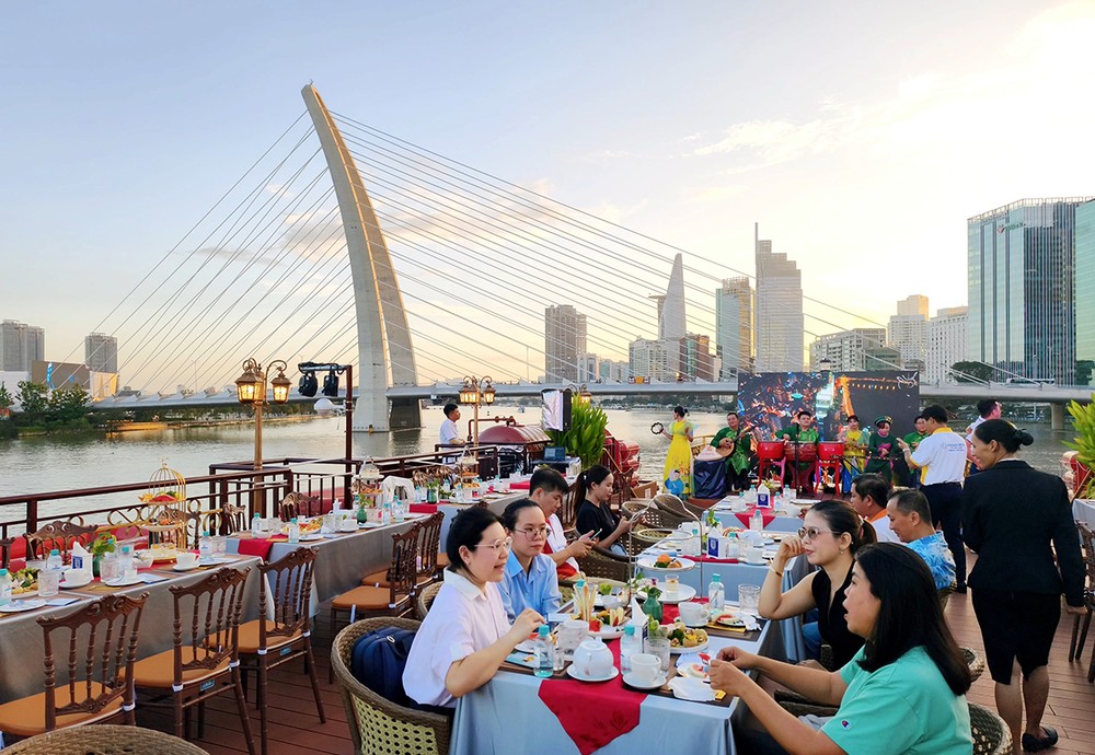 Du khách tham gia tour du thuyền ngắm hoàng hôn trên sông Bạch Đằng, hưởng ứng hoạt động kinh tế đêm và du lịch đường sông tại TPHCM. Ảnh: HOÀNG HÙNG tphcm-2.jpg