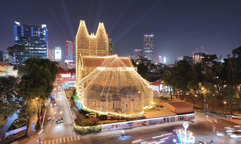 Khu vực trung tâm TPHCM thu hút du khách, thúc đẩy kinh tế đêm theo Nghị quyết 98. Ảnh: HOÀNG HÙNG tphcm-3.jpg