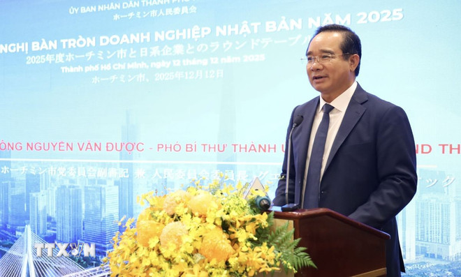 ホーチミン市人民委員会のグエン・ヴァン・ドゥオック委員長が会議で演説する。(写真:スアン・アン/VNA) ttxvn-nbvn.jpg