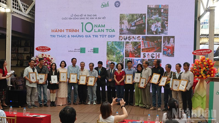 Trao chứng nhận cho các tác giả có ảnh được chọn trưng bày tại Đường sách. ndo_br_z7322051864667-8891f2e49f6a53d3a15dceb9edc9ccdb.jpg