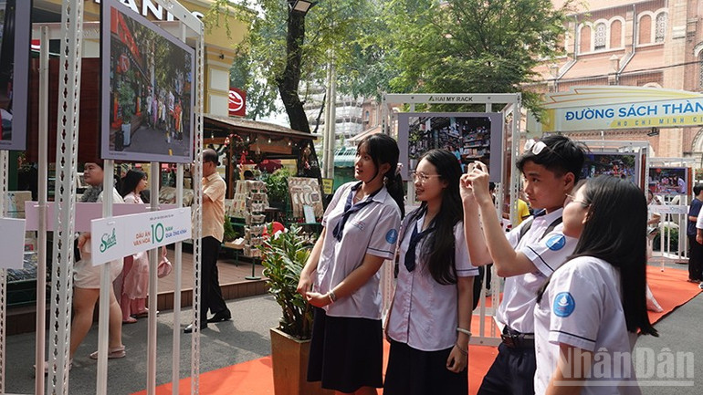 Các bạn trẻ tham quan triển lãm. ndo_br_z7322051998367-62a848ee6354b12247ca405b0dc259d2.jpg