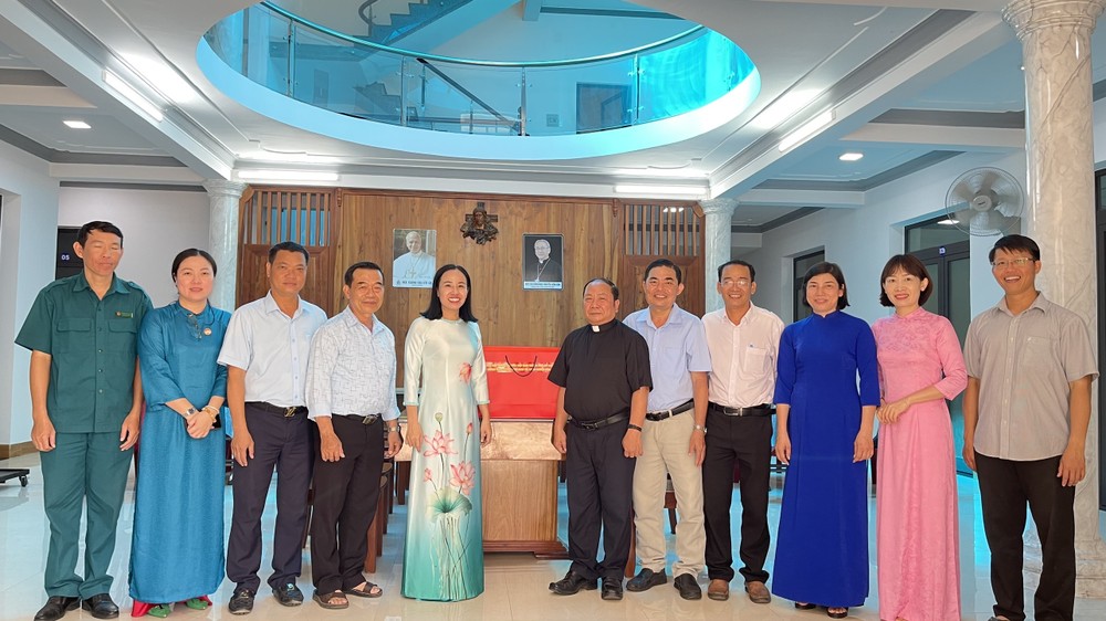 Đoàn thăm và tặng quà Linh mục Phaolô Lê Đình Hùng (xã Châu Đức) 1JCARRJC0_6H95SA.jpeg