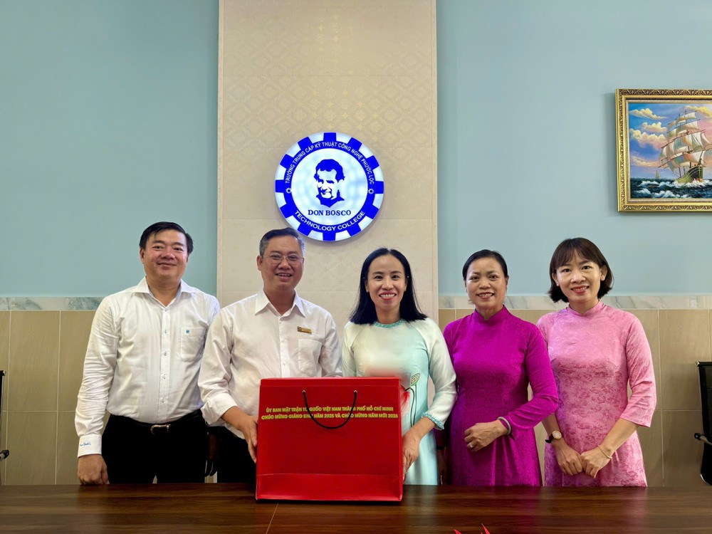 Đồng chí Võ Ngọc Thanh Trúc thăm tặng quà Linh mục Giuse Nguyễn Xuân Quang (phường Tân Phước) IMG_2439.jpeg