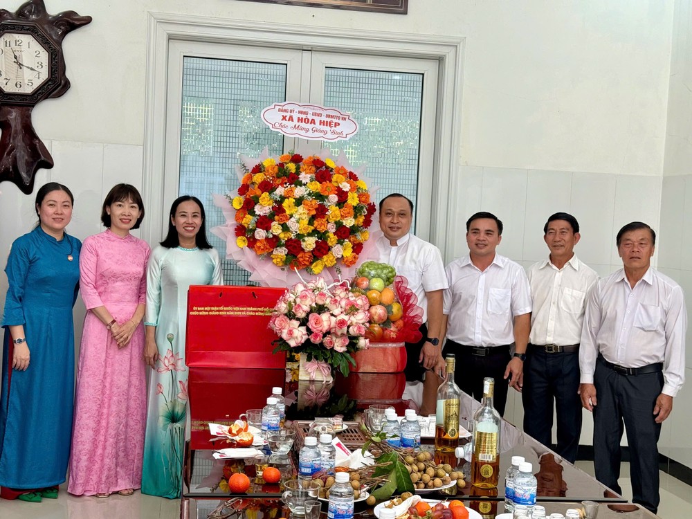 Đoàn thăm và tặng quà Linh mục Phaolô Phạm Minh Tân (xã Hòa Hiệp) IMG_2440.jpeg