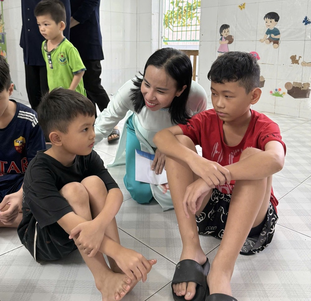 Đồng chí Võ Ngọc Thanh Trúc thăm hỏi các em nhỏ ở Mái ấm Thi Ân IMG_2444.jpeg