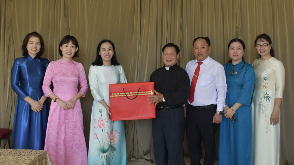 Đồng chí Võ Ngọc Thanh Trúc thăm, tặng quà Linh mục Giuse Nguyễn Văn Lượng (phường Long Hương) _DSC5380.jpeg