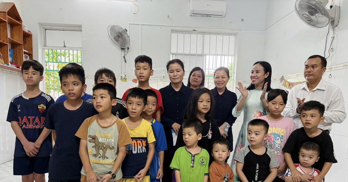 Lãnh đạo Hội LHPN TPHCM thăm, tặng quà Giáng sinh cho trẻ mồ côi