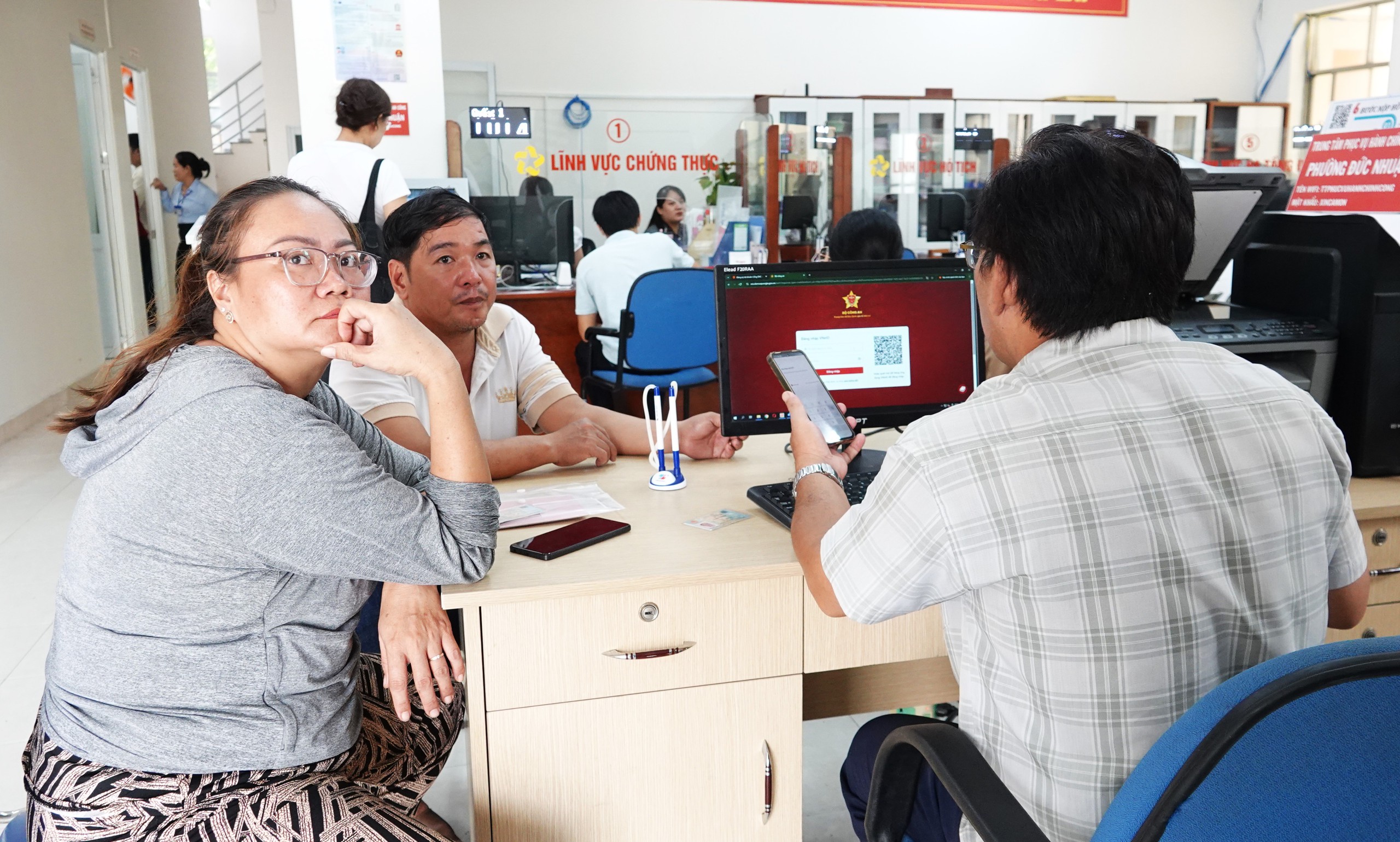 TP.HCM đề xuất bỏ hồ sơ giấy đối với 390 thủ tục- Ảnh 2. TP.HCM đề xuất bỏ hồ sơ giấy đối với 390 thủ tục- Ảnh 2.