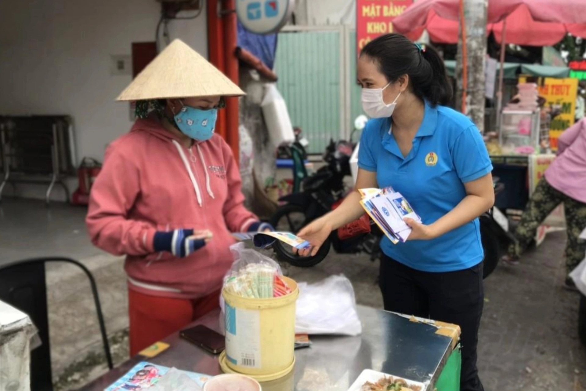 Ho Chi Minh City requires no additional fees to be charged when encouraging participation in health insurance and social insurance - 1 TPHCM yêu cầu không thu thêm phí khi vận động tham gia BHYT, BHXH - 1