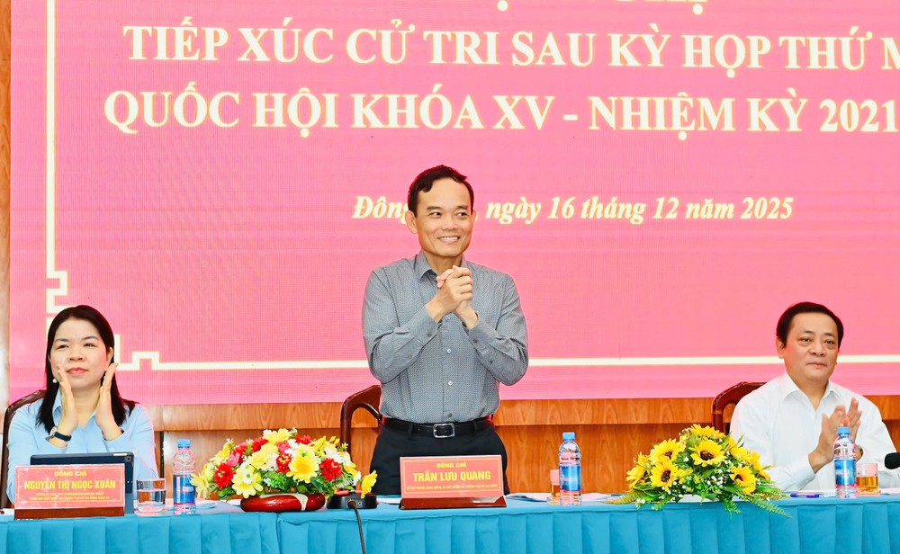 Bí thư Thành ủy TPHCM Trần Lưu Quang tiếp xúc cử tri phường Đông Hòa. Ảnh: VIỆT DŨNG