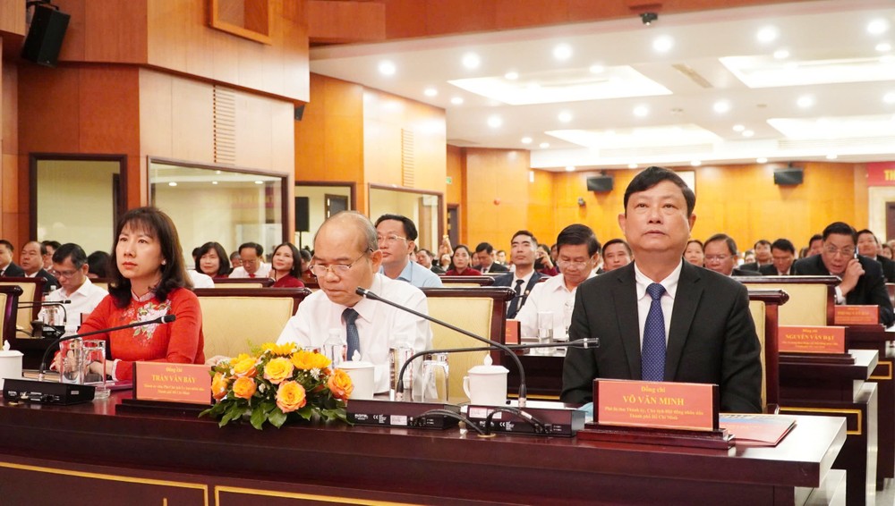 Đồng chí Võ Văn Minh, Phó Bí thư Thành ủy, Chủ tịch HĐND TPHCM cùng các đại biểu dự hội nghị sử dụng 2.jpg