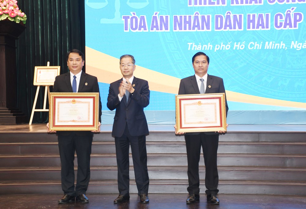 Đồng chí Nguyễn Văn Quảng trao Bằng khen của Thủ tướng Chính phủ tặng các cá nhân có thành tích xuất sắc trong thực hiện nhiệm vụ sử dụng 6.jpg