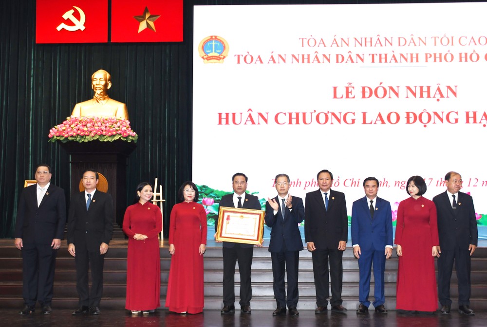 Lãnh đạo TAND Tối cao trao Huân chương Lao động hạng nhất của Chủ tịch nước tặng TAND TPHCM sử dụng 8.jpg
