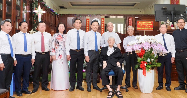 Bí thư Thành ủy TPHCM thăm, chúc mừng các cá nhân dịp Giáng sinh