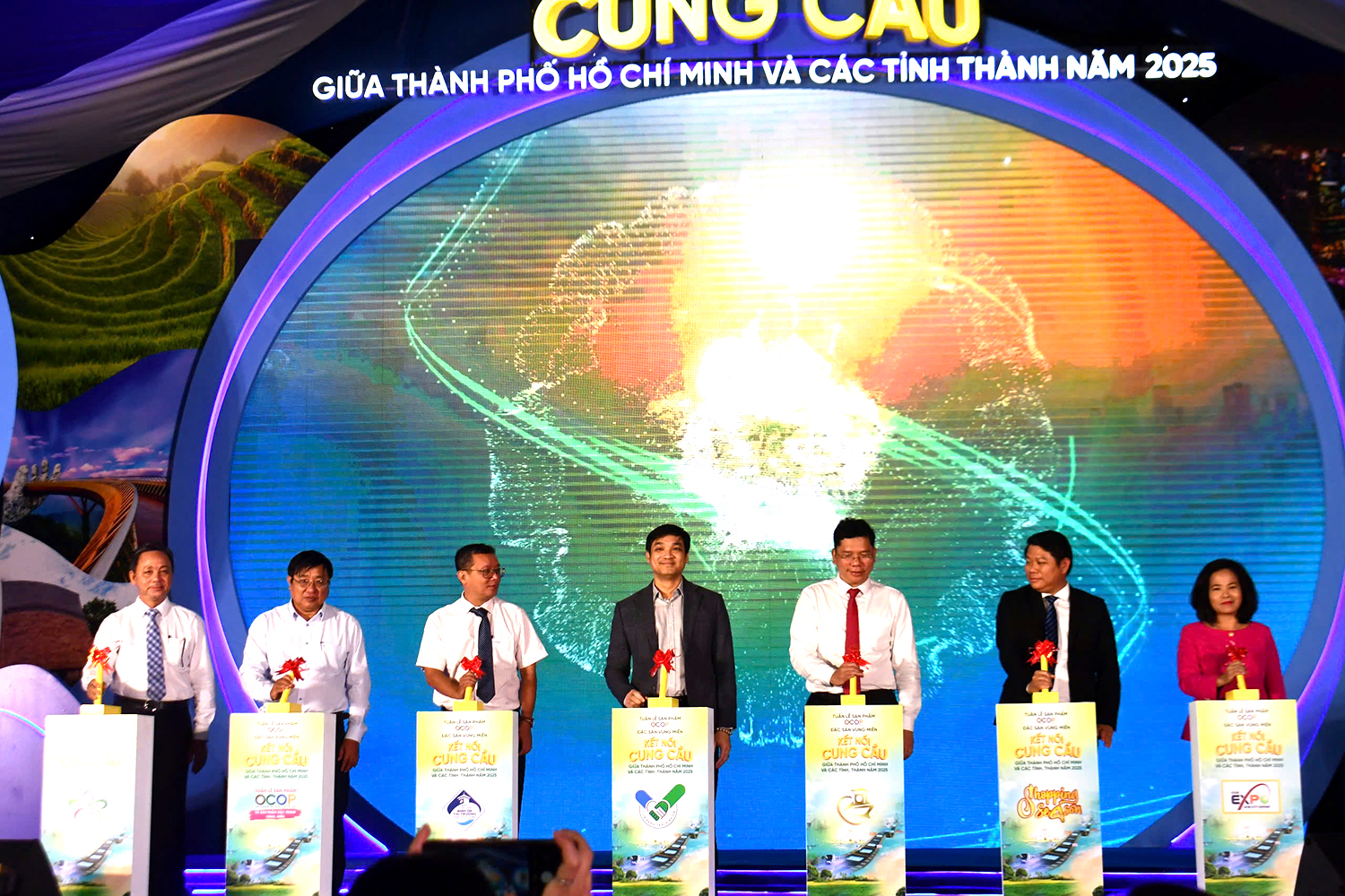 TP.HCM khai mạc Tuần lễ sản phẩm OCOP, đặc sản vùng miền và kết nối cung cầu - Ảnh 2.