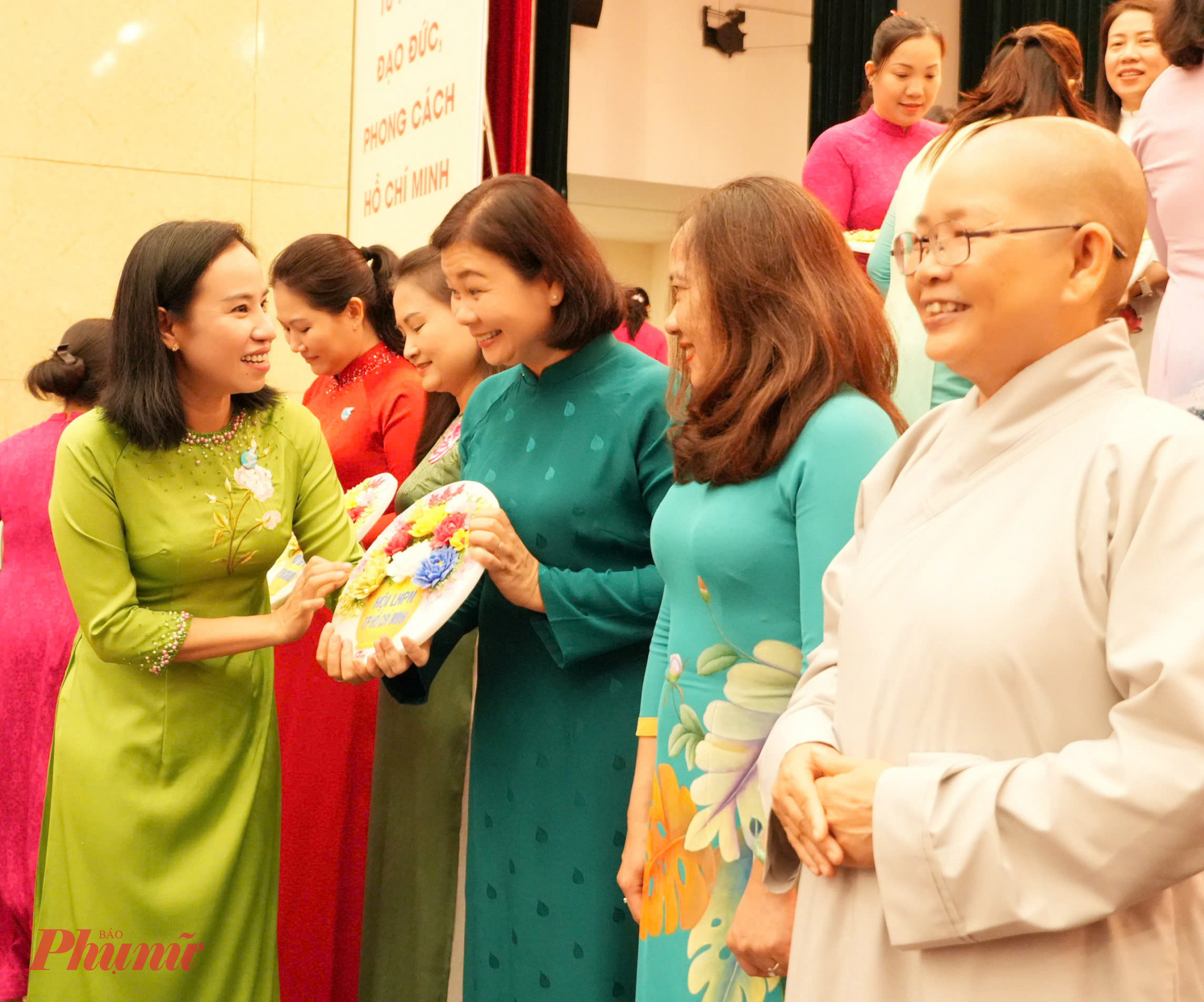 Chủ tịch Hội LHPN TPHCM Võ Ngọc Thanh Trúc tri ân 34 Đại biểu không tiếp tục tham gia vào Ban Chấp hành nhiệm kỳ 2025 - 2030
