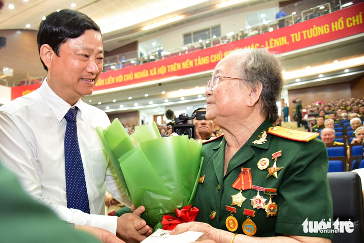 TP.HCM gặp mặt cán bộ nghỉ hưu ôn truyền thống Ngày thành lập Quân đội nhân dân Việt Nam - Ảnh 1.