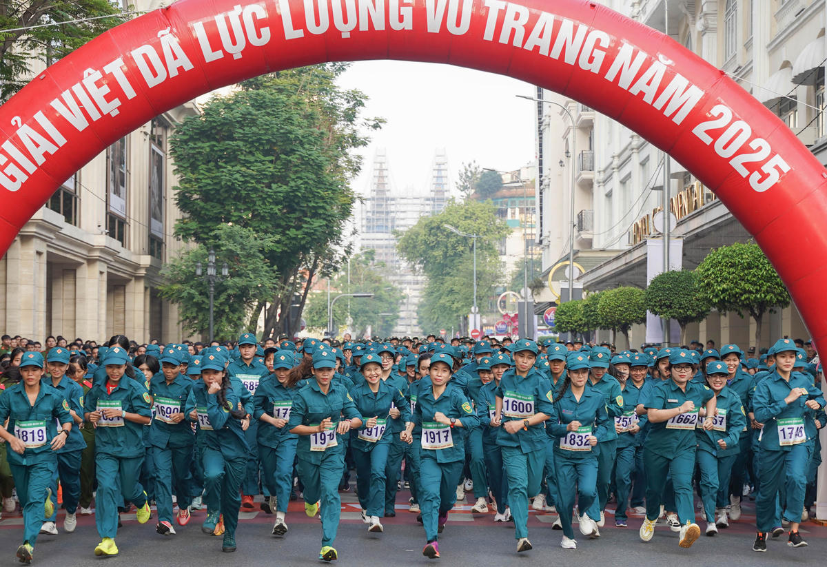 Các vận động viên tham gia giải chạy lực lượng vũ trang. Ảnh: T.Văn.