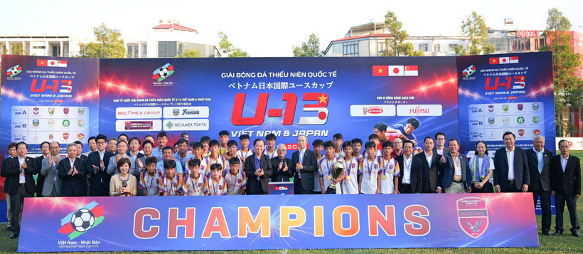Ban tổ chức trao giải hạng nhất cho U13 Becamex Hồ Chí Minh City FC. (Ảnh: PV/Vietnam+)