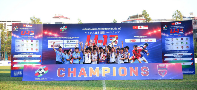 Ban tổ chức trao giải hạng nhất cho U13 Becamex Hồ Chí Minh City FC. (Ảnh: PV/Vietnam+) 693e3dbceea761f938b6.jpg