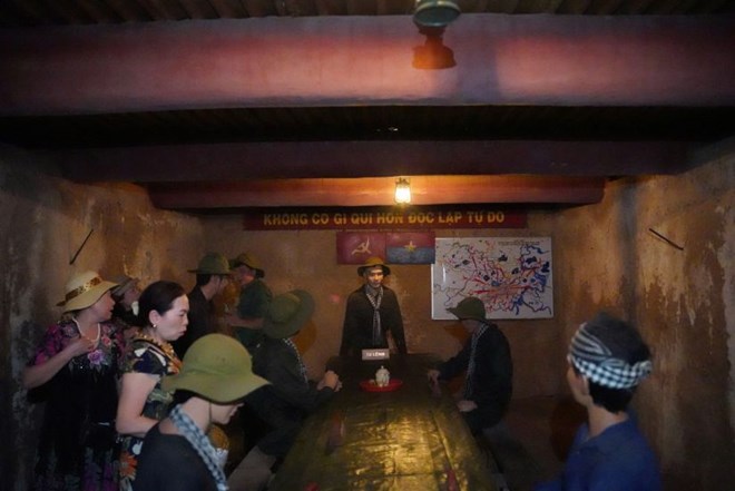 Người dân, du khách tham quan Địa đạo Củ Chi. Ảnh: Anh Tú