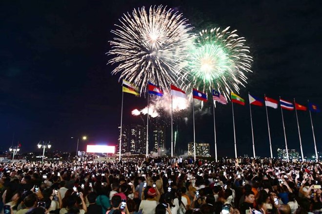Pháo hoa rực sáng khu vực đầu hầm vượt sông Sài Gòn (TPHCM) mỗi dịp lễ, Tết. Ảnh: Anh Tú