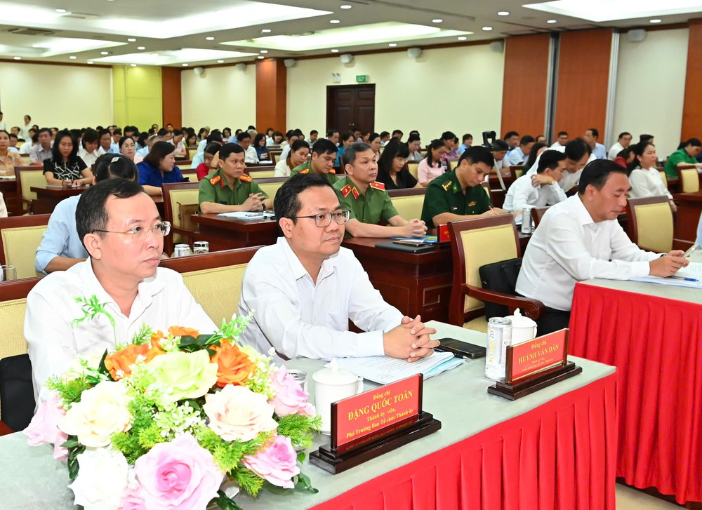 Lãnh đạo Ban Tổ chức Thành ủy TPHCM cùng các đại biểu dự hội nghị. Ảnh: VIỆT DŨNG 3060161256759603005(1).jpg