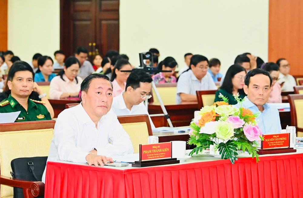 Bí thư Thành ủy TPHCM Trần Lưu Quang và Trưởng Ban Tổ chức Thành ủy TPHCM Phạm Thành Kiên. Ảnh: VIỆT DŨNG 3060161256759603005(6).jpg