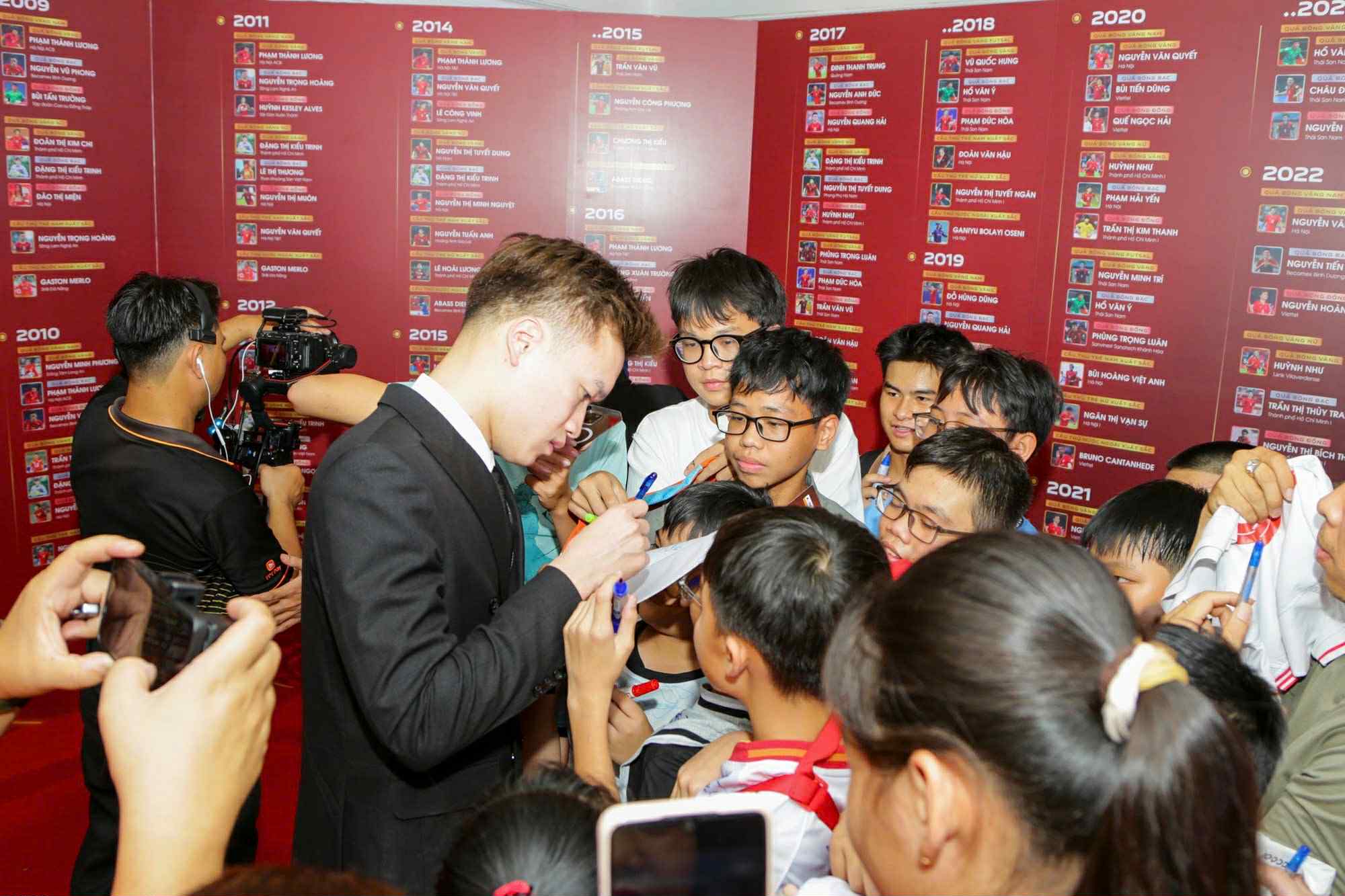 Hoàng Đức, Bích Thùy đoạt Quả bóng vàng Việt Nam 2025 - Ảnh 13.