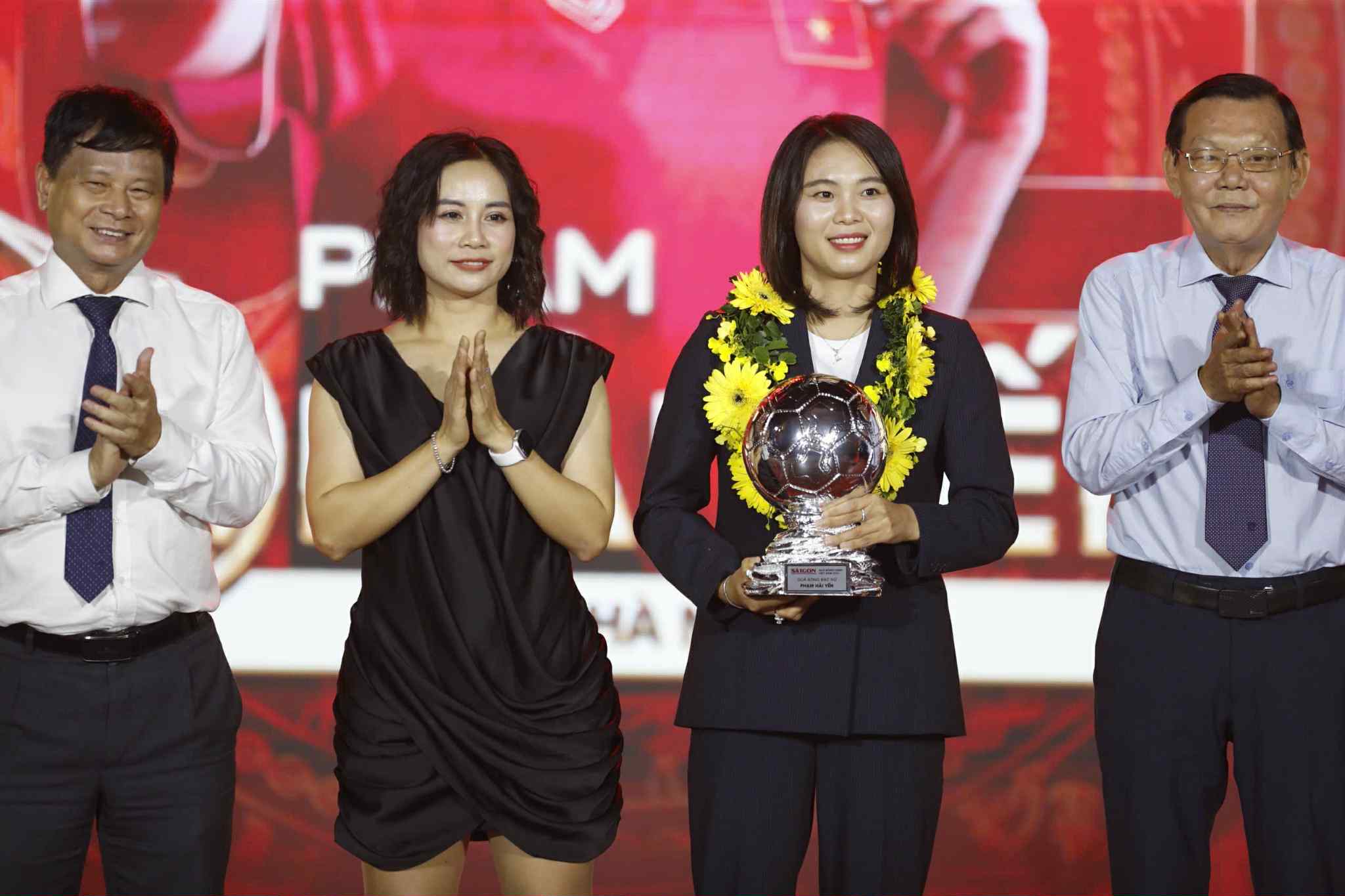 Hoàng Đức, Bích Thùy đoạt Quả bóng vàng Việt Nam 2025 - Ảnh 8.