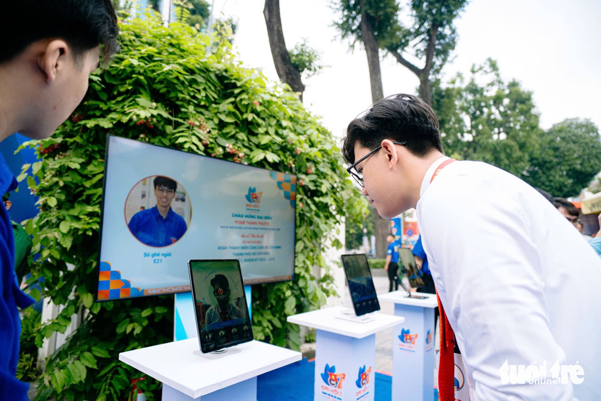 Check-in bằng AI, robot trình diễn công nghệ tạo dấu ấn tại Đại hội Đoàn TP.HCM lần thứ I - Ảnh 1.