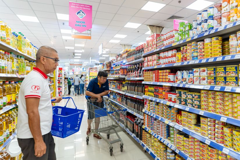 Hàng Tết giá bình dân lên ngôi tại TPHCM