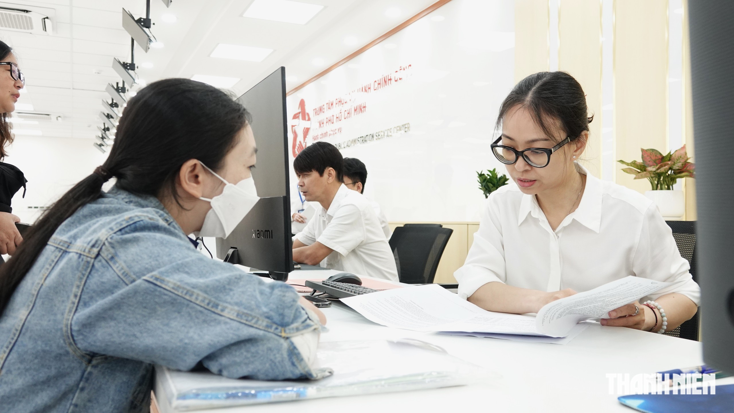 Trung tâm Phục vụ hành chính công TP.HCM nhộn nhịp hồ sơ ngày đầu tiếp nhận - Ảnh 4.