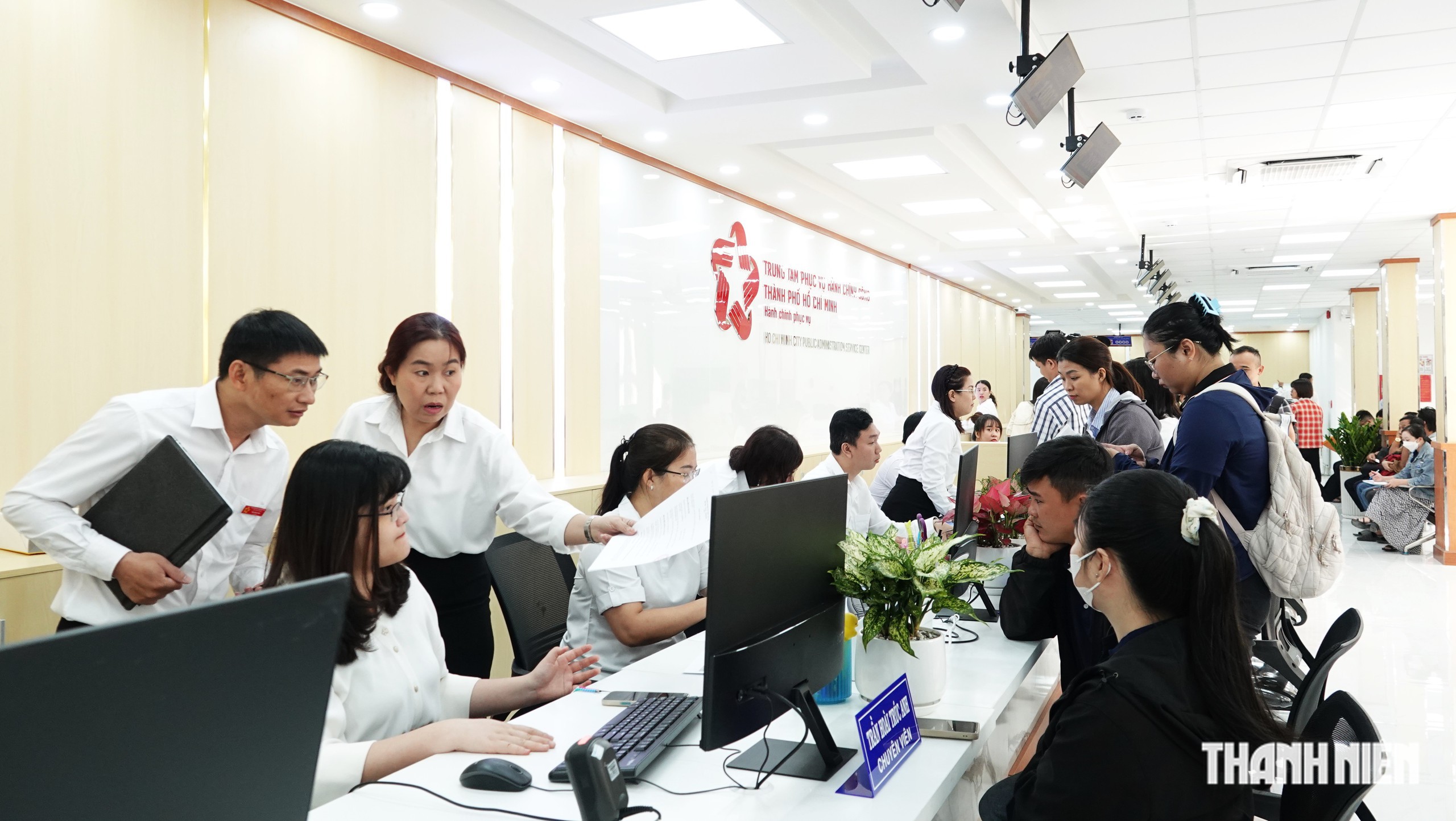 Trung tâm Phục vụ hành chính công TP.HCM nhộn nhịp hồ sơ ngày đầu tiếp nhận - Ảnh 3.
