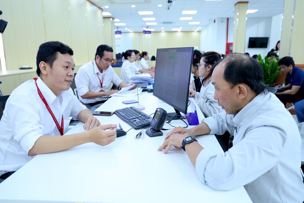 Người dân đến làm thủ tục tại Trung tâm phục vụ hành chính công TP.HCM trong ngày đầu tiếp nhận hồ sơ. Ảnh: LÊ THOA TP.HCM thống nhất số lượng cấp phó tại 16 cơ quan chuyên môn thuộc UBND trung-tam-phuc-vu-hanh-chinh-cong-tphcm-5.JPG
