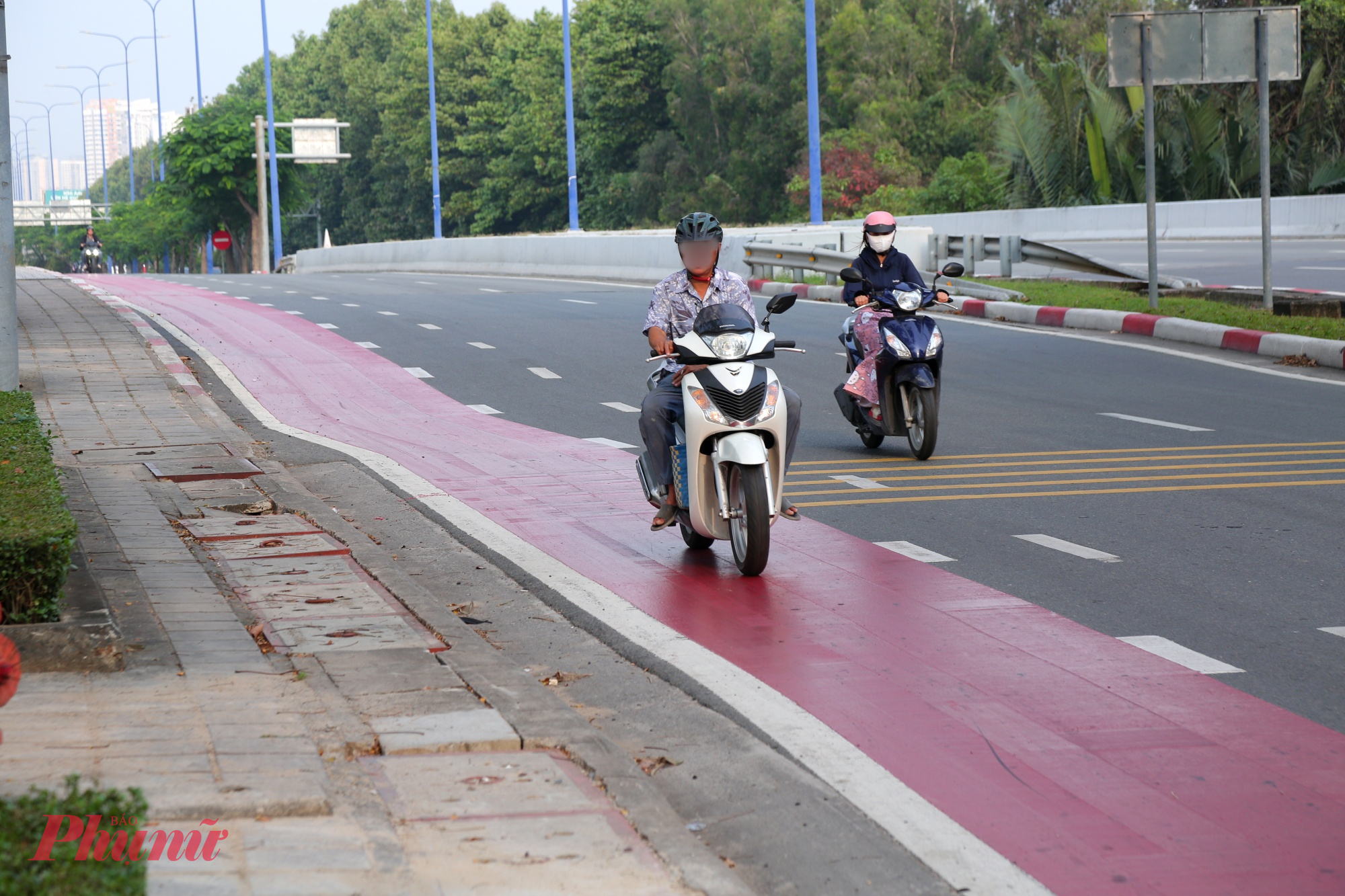 Khi đưa vào khai thác, xe máy lưu thông vào làn riêng cho xe đạp sẽ bị xử phạt theo quy định.