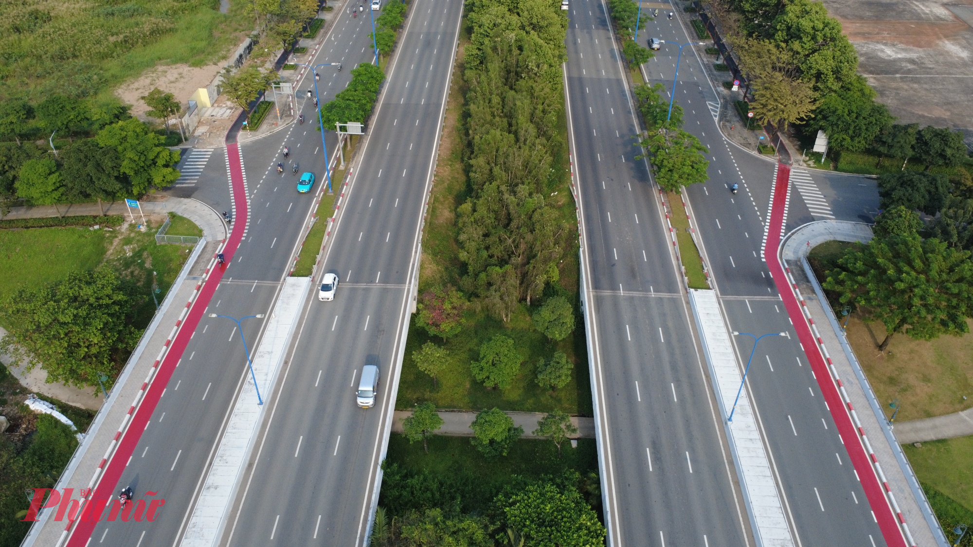 Hiện làn riêng cho xe đạp hai bên đường Mai Chí Thọ, đoạn từ đường Nguyễn Cơ Thạnh - đến đường D1 đã hoàn thành.