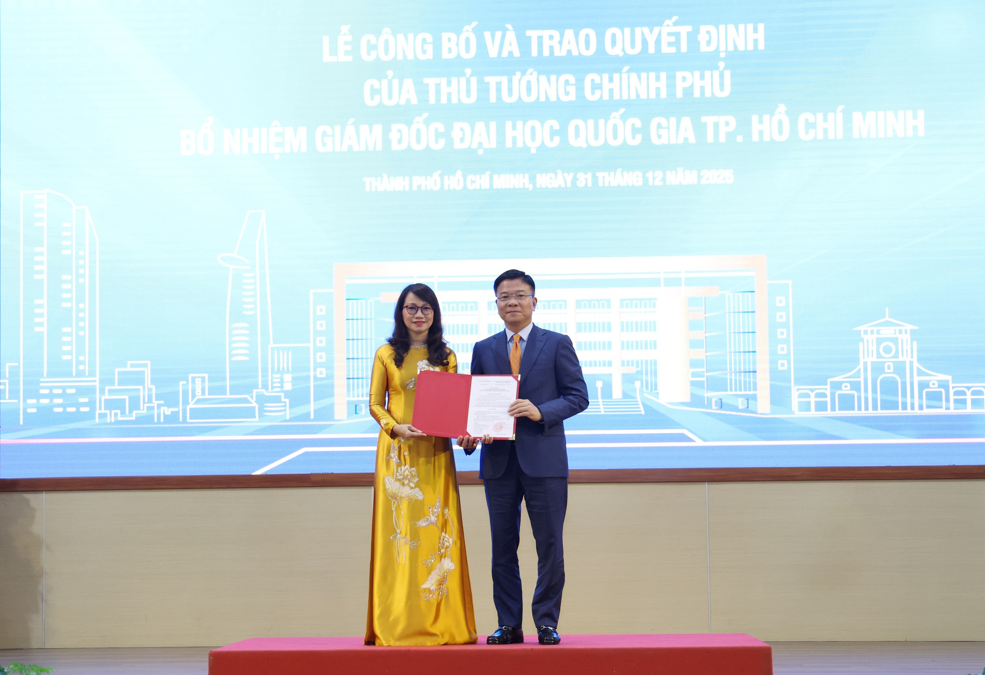 Phó Thủ tướng Lê Thành Long trao quyết định bổ nhiệm Giám đốc Đại học Quốc gia TPHCM- Ảnh 1.