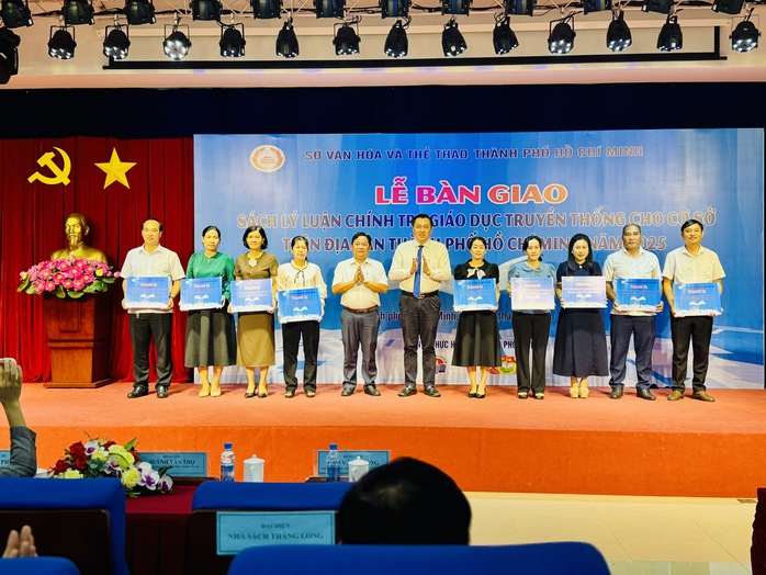TPHCM trang bị hơn 10.600 bản sách lý luận, chính trị cho cơ sở - Ảnh 3.