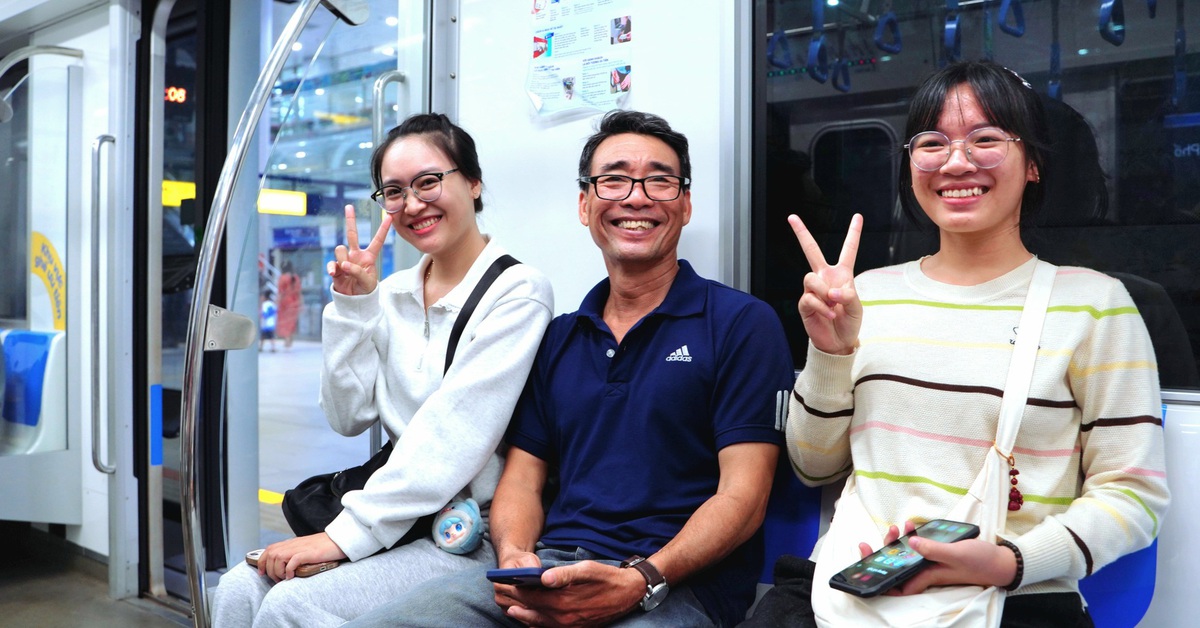 Miễn phí metro, xe buýt ngày đầu năm 2026: Người dân hào hứng trải nghiệm, metro đông nghịt người