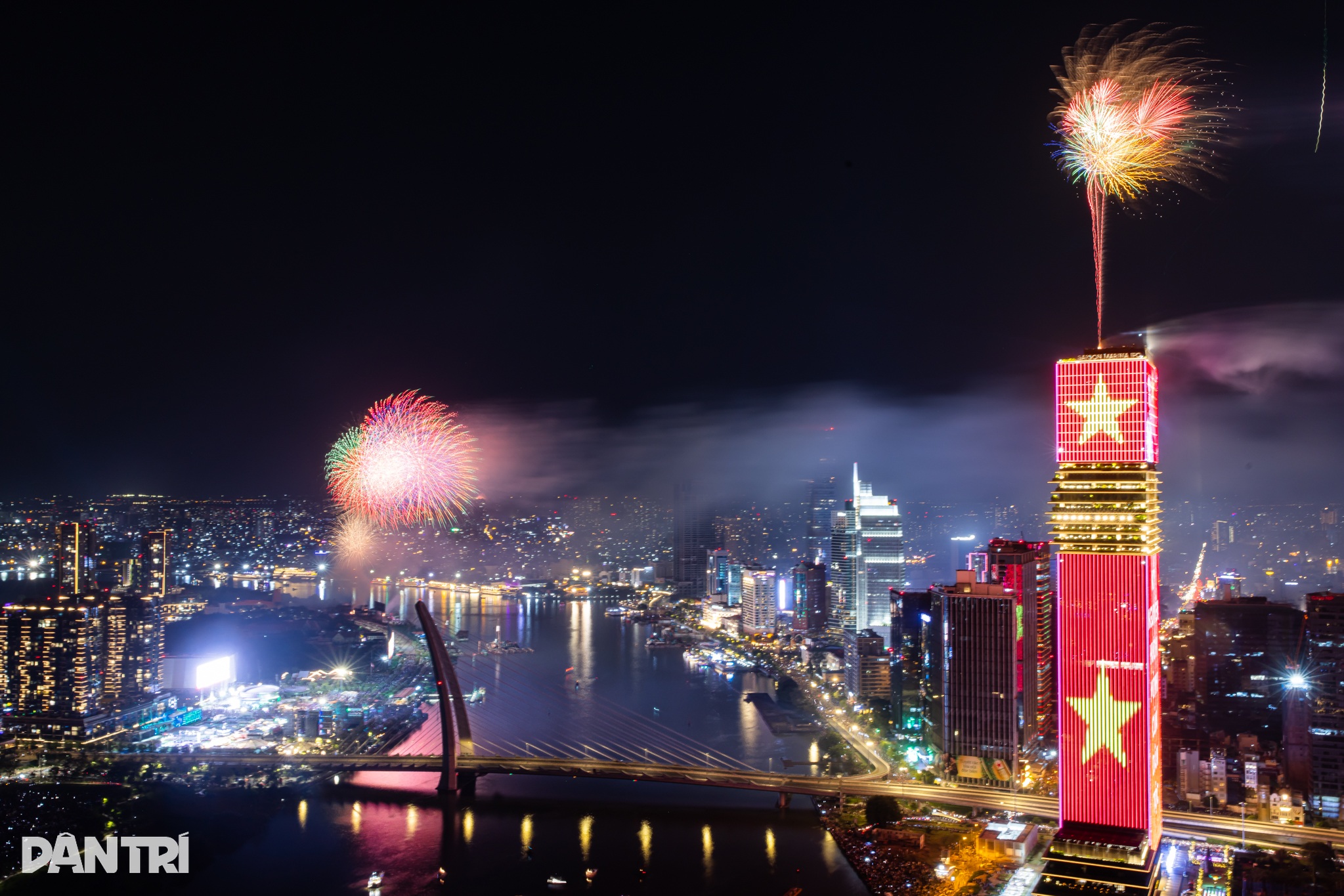 Pháo hoa chào đón năm mới 2026 rực sáng trên bầu trời TPHCM - 11