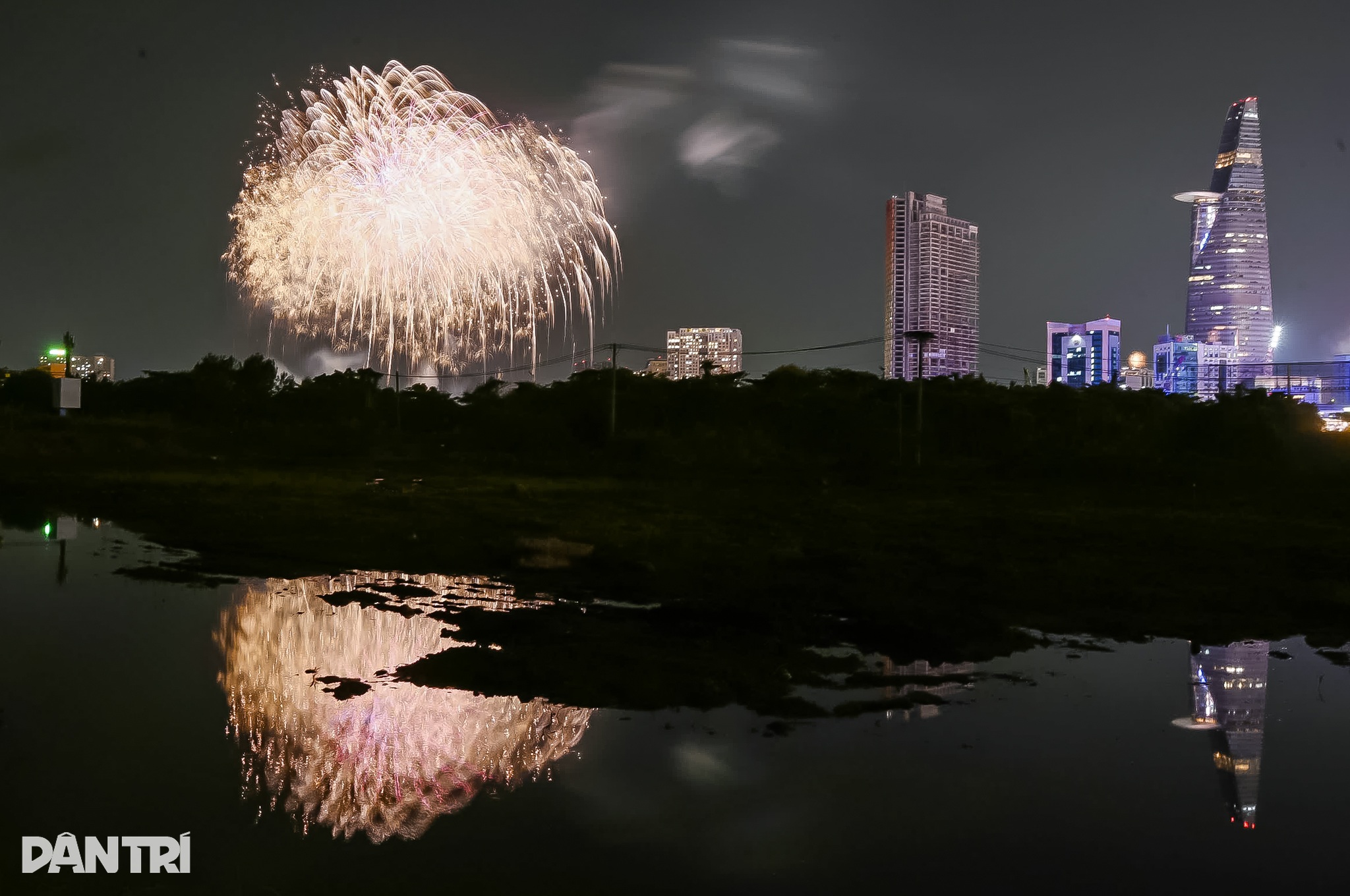 Pháo hoa chào đón năm mới 2026 rực sáng trên bầu trời TPHCM - 3