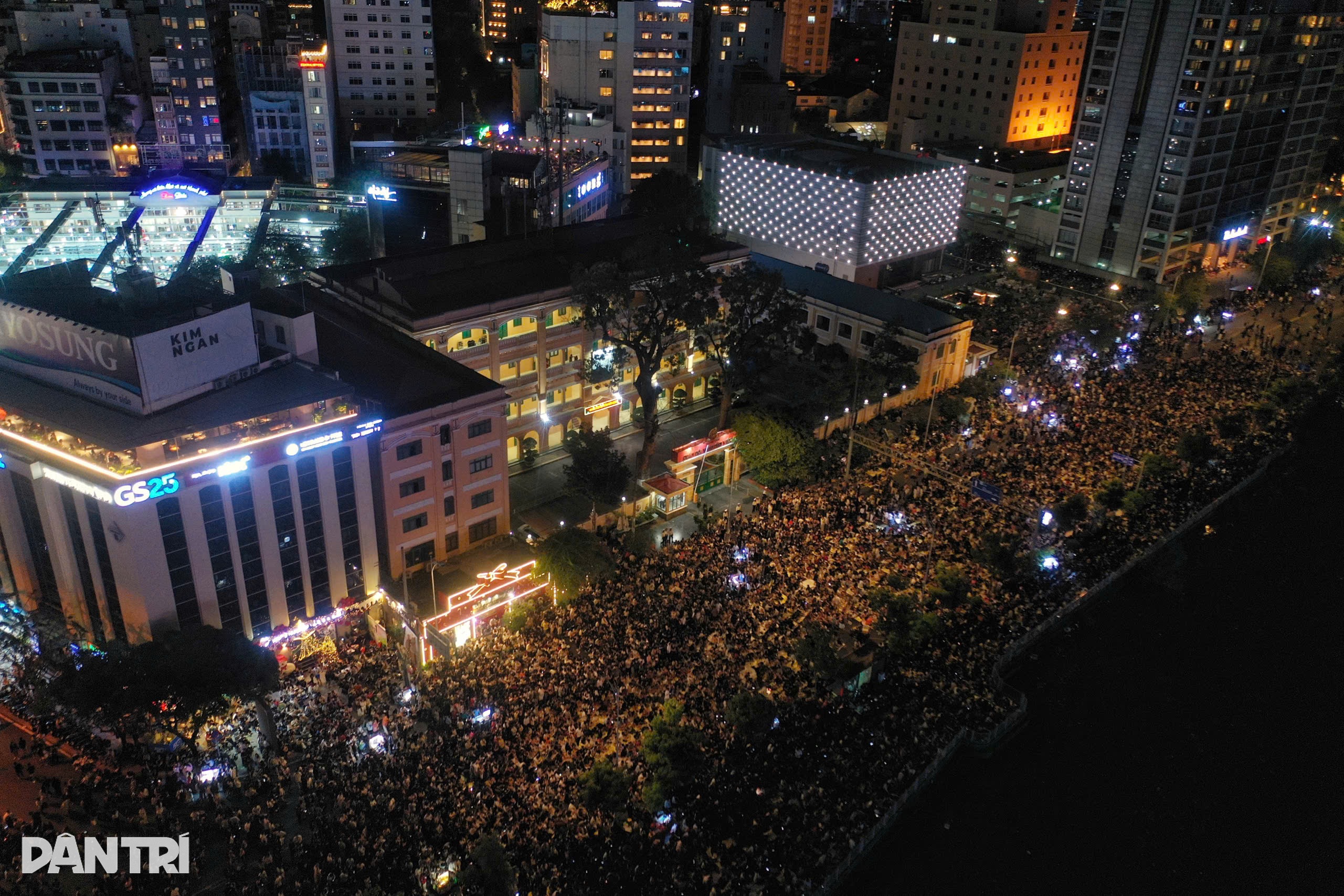 Pháo hoa chào đón năm mới 2026 rực sáng trên bầu trời TPHCM - 5