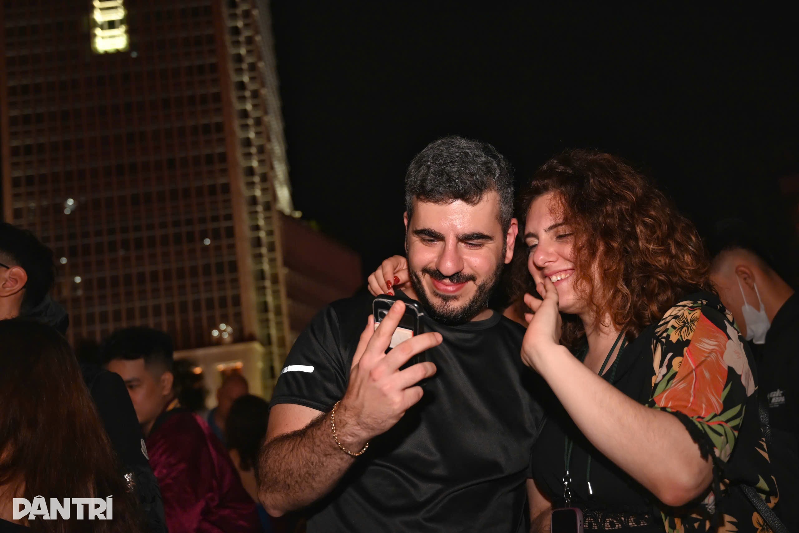 Pháo hoa chào đón năm mới 2026 rực sáng trên bầu trời TPHCM - 10