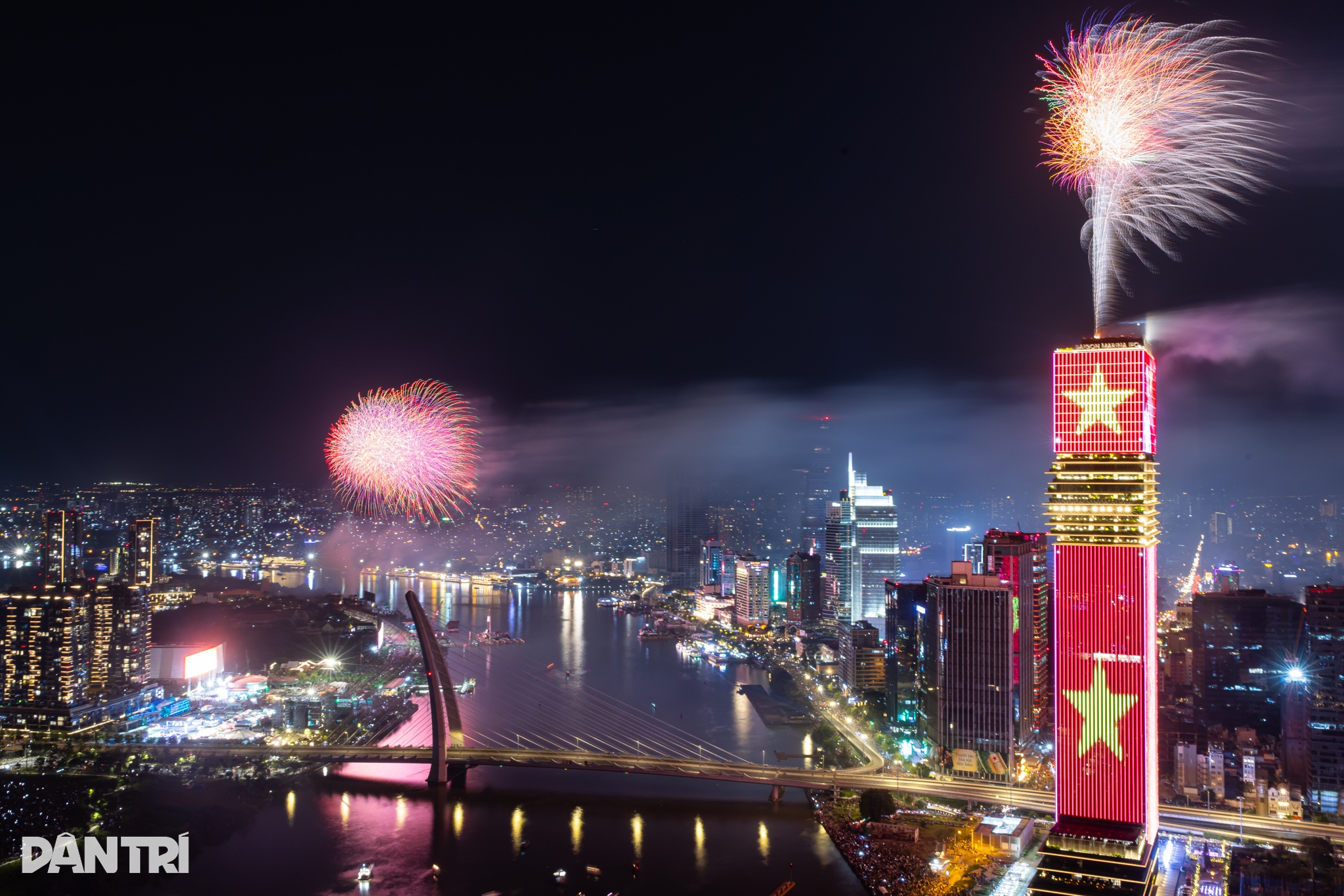 Pháo hoa chào đón năm mới 2026 rực sáng trên bầu trời TPHCM - 1