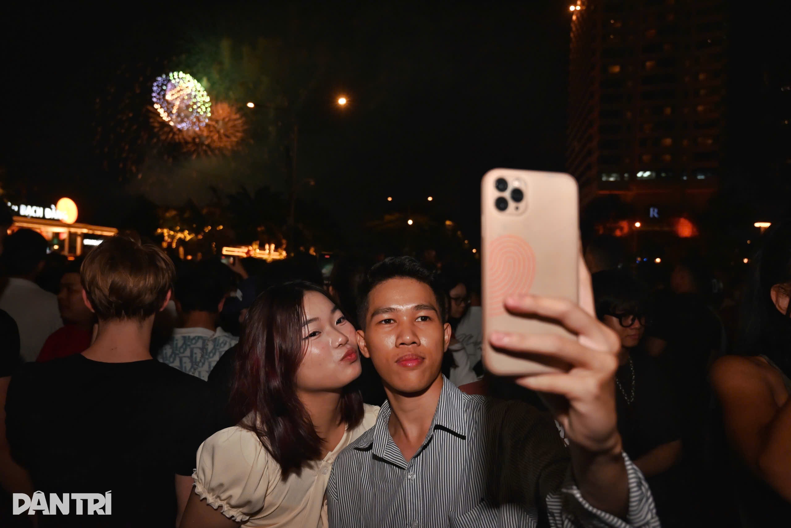 Pháo hoa chào đón năm mới 2026 rực sáng trên bầu trời TPHCM - 7